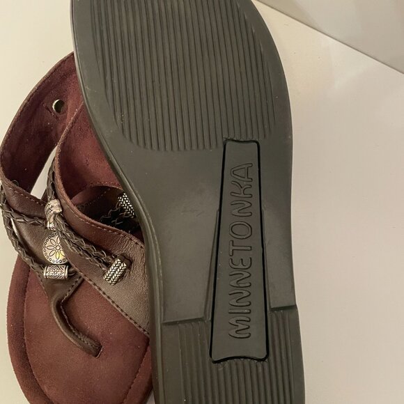 Minnetonka Silverthorne Brown Leather Thong Sandals Flip Flops Embellished sz 8 - Picture 4 of 4